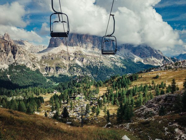 Discover the Jurassic Coast: The Definitive Guide to Crafting an Unforgettable Guided Walking Adventure