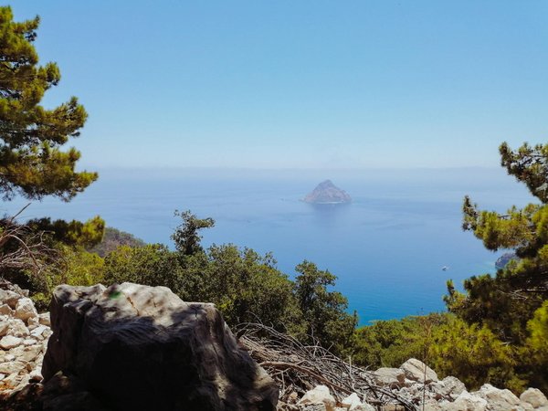 What are the cheapest ways to explore the scenic beauty of the Scottish Isles?